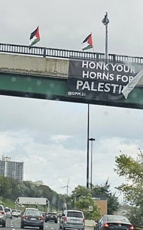 Alors que des centaines de personnes sont massacrées en Israël, des manifestants pro-palestiniens se sont rendus sur un pont au-dessus de l'autoroute Gardiner pour célébrer le samedi 7 octobre 2023.