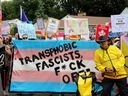 Des manifestants pour les droits des transgenres manifestent à Ottawa le 9 juin.
