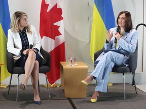 La ministre des Affaires étrangères Mélanie Joly et l'ambassadrice d'Ukraine au Canada Yuliya Kovaliv.