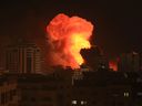 Une boule de feu éclate lors du bombardement israélien de la ville de Gaza, le 9 octobre 2023. 