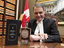Anthony Rota, président de la Chambre des communes, avec une bouteille de whisky canadien du nouveau président, une première dans l'histoire de la tradition, le 15 décembre 2022.