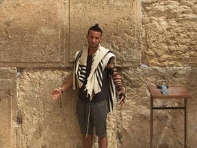 Un jeune homme au Mur Occidental en Israël.