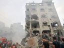 Les Palestiniens recherchent des survivants après une frappe aérienne israélienne sur des bâtiments du camp de réfugiés de Jabalia, dans la bande de Gaza, le 9 octobre 2023. Israël a pilonné sans relâche la bande de Gaza tôt lundi alors que les combats faisaient rage avec le Hamas autour de la bande de Gaza et que la guerre faisait de nombreux morts. contre les militants palestiniens a dépassé les 1 100. 