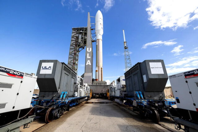 La fusée Atlas V de United Launch Alliance est transportée de l'installation d'intégration verticale au complexe de lancement spatial 41 à Cap Canaveral, en Floride, en vue du lancement de la mission Project Kuiper Protoflight d'Amazon.