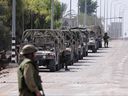 Des soldats israéliens prennent position à Kfar Aza, dans le sud d'Israël, à la frontière de la bande de Gaza, le 10 octobre 2023.   