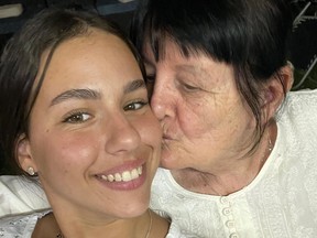 Jeune femme se faisant baiser sur la joue de sa grand-mère bien-aimée