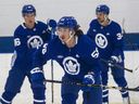Tyler Bertuzzi, devant, Mitch Marner, à gauche, et Auston Matthews, des Maple Leafs de Toronto, prennent la glace lors du camp d'entraînement au Ford Performance Centre d'Etobicoke, le jeudi 21 septembre 2023. 