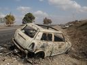 Une voiture détruite qui a été attaquée par des militants palestiniens le 10 octobre 2023 à NON SPÉCIFIÉ, en Israël.