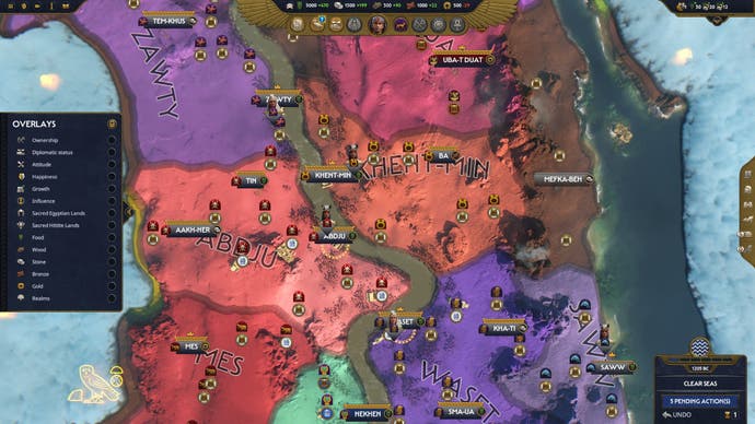 La carte de campagne montre les territoires rouges, orange et violets dans Total War : Pharaoh alors que les factions se disputent le contrôle du Nil.