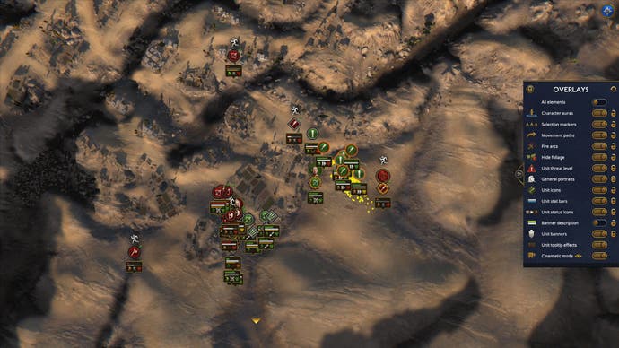 Une vue aérienne d'une bataille de Total War: Pharaoh montre des unités s'affrontant pour une petite colonie.