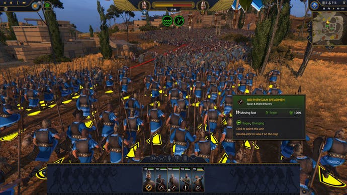 Une unité de lanciers charge l'ennemi dans Total War : Pharaoh.