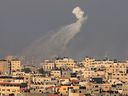 Une roquette tirée par Israël explose au-dessus de la ville de Gaza, le 10 octobre 2023. 