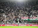 Les fans de Legia Varsovie applaudissent lors du premier tour du match de football du Groupe E de l'UEFA Conference League entre AZ Alkmaar et Legia Varsovie.