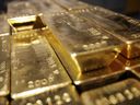 Cette photo d'archive prise le 6 avril 2009 montre des lingots d'or empilés dans l'usine du raffineur et producteur d'or Argor-Heraeus à Mendrisio, dans le canton du Tessin, dans le sud de la Suisse.  SEBASTIEN DERUNGS/AFP/Getty Images)
