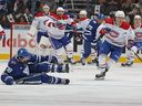 Jake Evans #71 des Canadiens de Montréal passe devant TJ Brodie #78 des Maple Leafs de Toronto tombé à la ligne bleue pendant la première période d'un match de la LNH au Scotiabank Arena le 11 octobre 2023 à Toronto.  