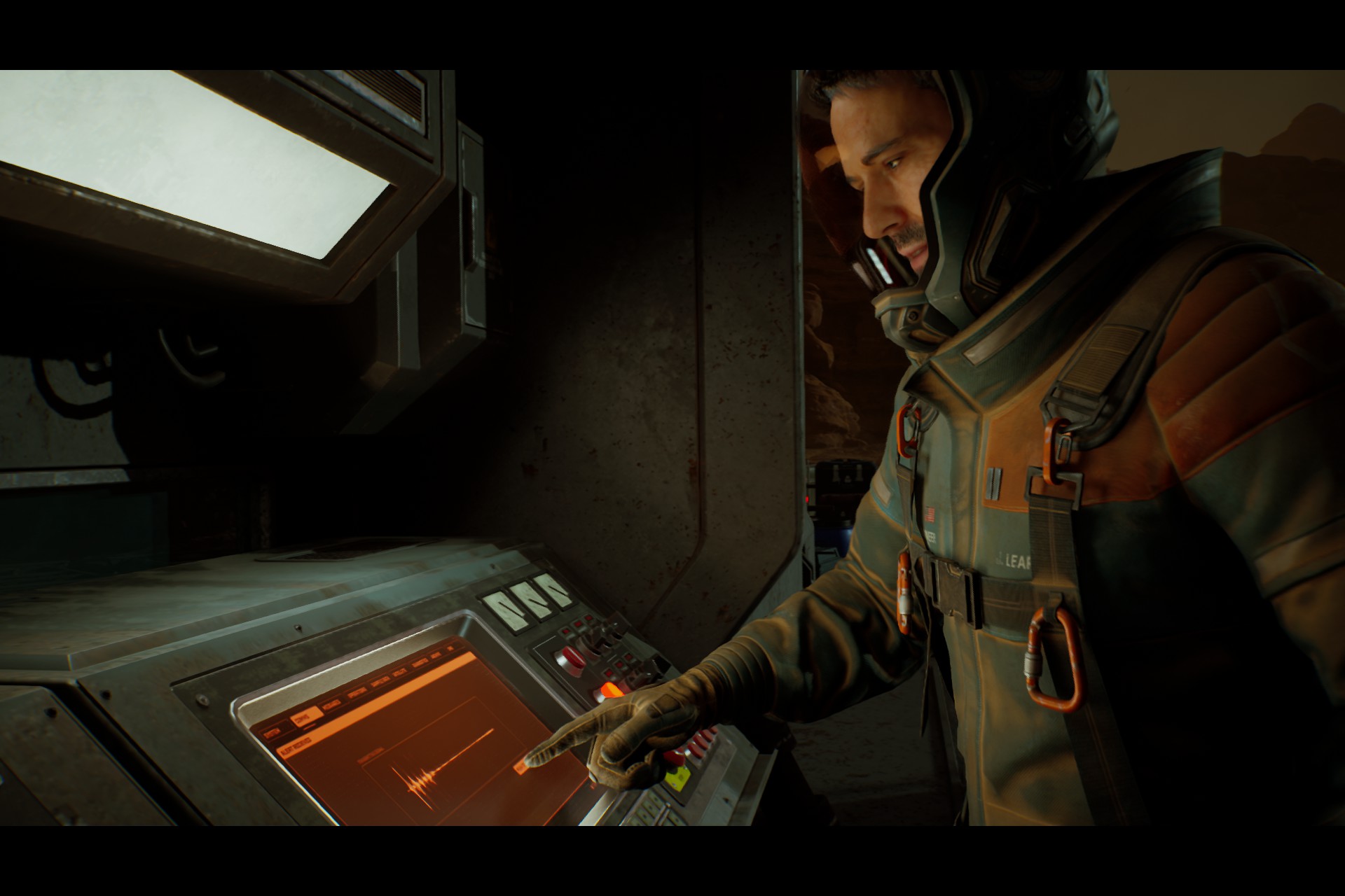 Un homme en combinaison spatiale reçoit un signal de détresse sur un écran d'ordinateur à Fort Solis.