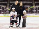 Le directeur général adjoint des Flames de Calgary, Chris Snow, avec son épouse Kelsie et ses enfants Cohen et Willa.