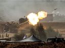 Un obusier automoteur M109 de 155 mm de l'armée israélienne tire des obus près de la frontière avec Gaza, dans le sud d'Israël, le 12 octobre 2023. 