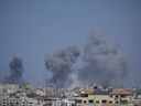 La fumée s'élève à la suite d'une frappe aérienne israélienne dans la ville de Gaza, le jeudi 12 octobre 2023.