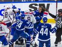 Tyler Bertuzzi et Auston Matthews des Maple Leafs de Toronto lors d'une bagarre avec les Canadiens de Montréal en troisième période lors du match d'ouverture à domicile à la Scotiabank Arena de Toronto, le mercredi 11 octobre 2023. 