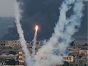 Des militants palestiniens tirent des roquettes vers Israël depuis Rafah, dans le sud de la bande de Gaza, le 11 octobre.