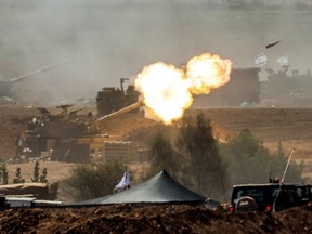Un obusier israélien tire sur Gaza.