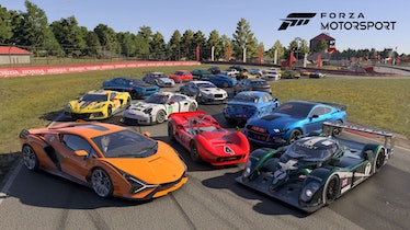 Voitures de course Forza Motorsport en groupe sur la piste.