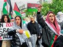 Des gens participent dimanche à une manifestation en faveur de la Palestine à Montréal, à la suite de l'attaque surprise du Hamas contre Israël et du meurtre de plus de 1 200 Israéliens.