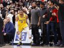 Russell Westbrook des Lakers de Los Angeles célèbre un panier égalisateur pour envoyer le match en prolongation lors de la seconde moitié de leur match NBA contre les Raptors de Toronto au Scotiabank Arena le 18 mars 2022 à Toronto.
