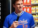 Tom Brady a porté un maillot des Expos de Montréal lors d'une récente apparition au MLB Store de New York.