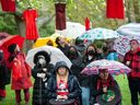 Des robes rouges suspendues aux arbres commémorent les femmes autochtones disparues lors d’un événement organisé dans le cadre de la Journée nationale de sensibilisation aux femmes, filles et personnes bispirituelles autochtones disparues et assassinées en 2022.