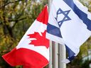 Les drapeaux canadiens et israéliens flottent ensemble devant la Fédération juive d'Ottawa le 11 octobre. Les Juifs canadiens ont manqué de soutien à la suite de l'horrible attaque contre Israël, écrit Lisa Nackan.