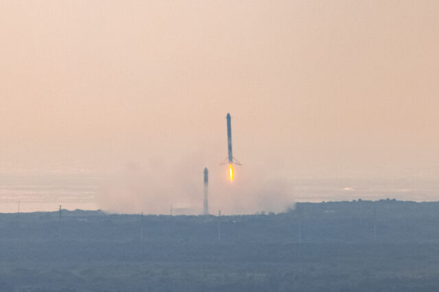 Les deux propulseurs latéraux de la fusée Falcon Heavy sont retournés à Cap Canaveral pour atterrir après avoir envoyé le vaisseau spatial Psyche de la NASA dans l'espace lointain.