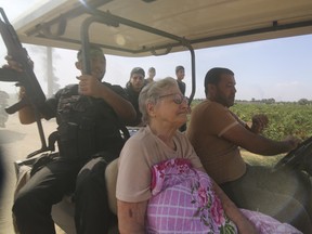 Des Palestiniens transportent un civil israélien capturé