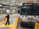 Un chauffeur d'autobus débarque d'un autobus GO Transit à la nouvelle gare routière de la gare Union à Toronto, le mardi 2 novembre 2021. Les membres du syndicat représentant les exploitants d'autobus, les préposés de gare et d'autres employés de GO Transit sont en grève aujourd'hui.