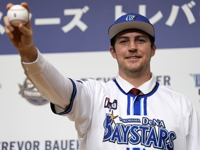 EXIL AU JAPON : Trevor Bauer avec son nouvel uniforme et sa casquette de Yokohama DeNA BayStars pose pour les photographes lors d'une conférence de presse le vendredi 24 mars 2023, à Yokohama, près de Tokyo.