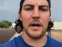 Une capture d'écran de l'as des Dodgers Trevor Bauer brisant son silence sur de sinistres allégations sexuelles dans une vidéo publiée sur YouTube.