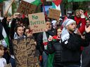 Des partisans palestiniens se rassemblent devant l'hôtel de ville d'Ottawa le 8 octobre 2023, après que le groupe terroriste palestinien Hamas a attaqué Israël, tuant plus de 1 200 Israéliens, dont des enfants et des nourrissons.