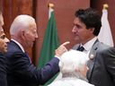 Le premier ministre Justin Trudeau, à droite, et le président américain Joe Biden s'expriment alors qu'ils arrivent pour participer à une séance de travail au sommet du G20 à New Delhi, en Inde, le samedi 9 septembre 2023.  