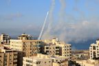 Des dizaines de roquettes ont été tirées depuis la bande de Gaza sous blocus vers Israël le 7 octobre 2023, a constaté un journaliste de l'AFP en territoire palestinien, alors que les sirènes avertissant des tirs imminents retentissaient en Israël.