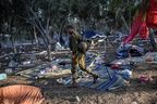 Un soldat israélien patrouille le 12 octobre 2023 près du kibboutz Beeri, l'endroit où 270 fêtards ont été tués par des militants lors du festival de musique Supernova le 7 octobre.