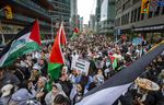 Une marche pro-palestinienne se dirige vers le nord le long de la rue Bay, au centre-ville de Toronto, le lundi 9 octobre 2023.