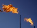 Des torchères brûlent du méthane et d'autres hydrocarbures dans une installation pétrolière et gazière à Lenorah, au Texas.