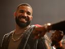 Drake s'exprime sur scène lors de la bataille de rap Till Death Do Us Part de Drake, le 30 octobre 2021 à Long Beach, en Californie. 