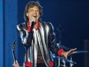 Le chanteur Mick Jagger des Rolling Stones donne le coup d'envoi de sa tournée américaine à Saint-Louis.