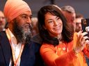La députée néo-démocrate Heather McPherson prend un selfie avec le chef du NPD, Jagmeet Singh, lors de l'ouverture du congrès du NPD à Hamilton, en Ontario.  le vendredi 13 octobre 2023.