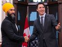 Le chef du NPD, Jagmeet Singh, et le premier ministre Justin Trudeau se serrent la main le 24 mars 2022, peu après avoir conclu un accord selon lequel le NPD soutiendrait les libéraux minoritaires pour le reste du mandat.