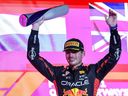Max Verstappen, pilote de Red Bull Racing, célèbre sur le podium après le Grand Prix de Formule 1 du Qatar sur le circuit international de Lusail.