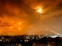 Des roquettes tirées par des militants palestiniens depuis la ville de Gaza sont interceptées par le système de missiles de défense israélien Iron Dome aux premières heures du 8 octobre 2023.
