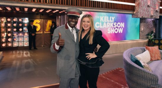 "The Kelly Clarkson Show" donne le coup d'envoi de la course à New York en rendant hommage aux portiers et aux femmes
